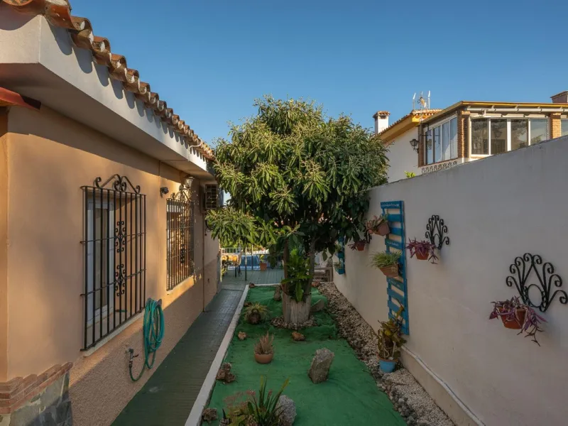 Cozy villa located in a popular urbanization on the outskirts of Alhaurin el Grande and just a few minutes drive from Lauro Golf. The urbanization has a communal pool, tennis courts and 24-hour security. The house is located in a cul-de-sac road so the ar