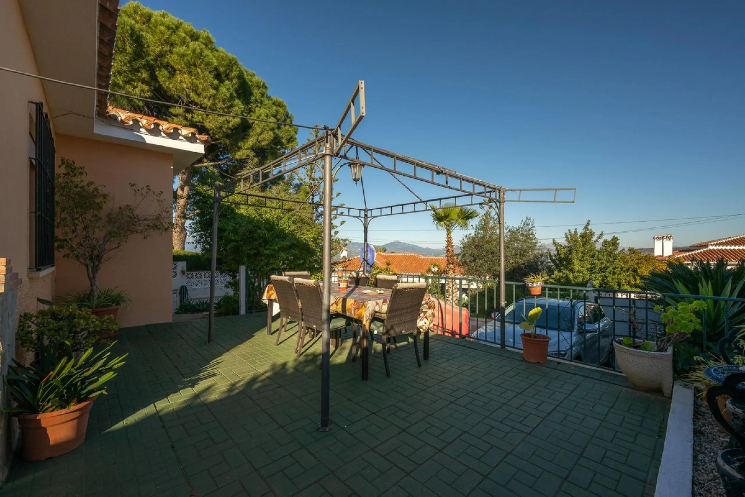 Cozy villa located in a popular urbanization on the outskirts of Alhaurin el Grande and just a few minutes drive from Lauro Golf. The urbanization has a communal pool, tennis courts and 24-hour security. The house is located in a cul-de-sac road so the ar