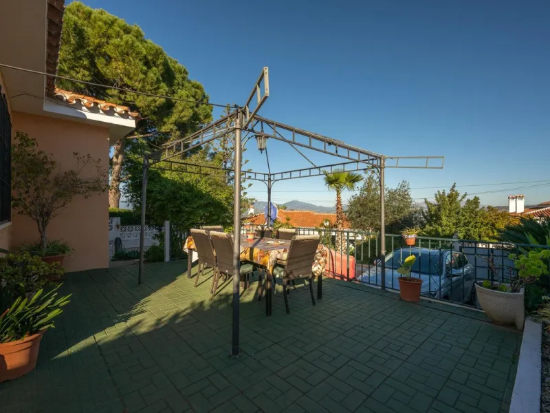 Cozy villa located in a popular urbanization on the outskirts of Alhaurin el Grande and just a few minutes drive from Lauro Golf. The urbanization has a communal pool, tennis courts and 24-hour security. The house is located in a cul-de-sac road so the ar