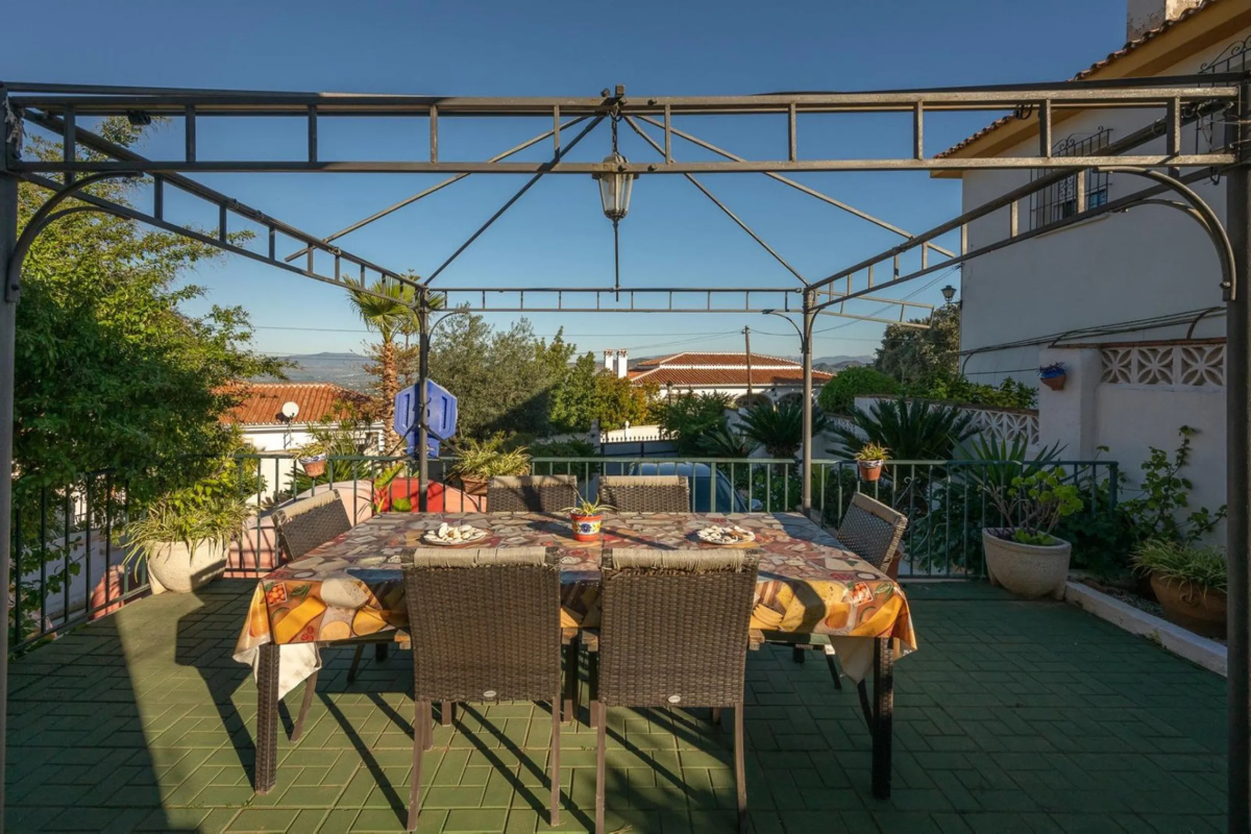 Cozy villa located in a popular urbanization on the outskirts of Alhaurin el Grande and just a few minutes drive from Lauro Golf. The urbanization has a communal pool, tennis courts and 24-hour security. The house is located in a cul-de-sac road so the ar