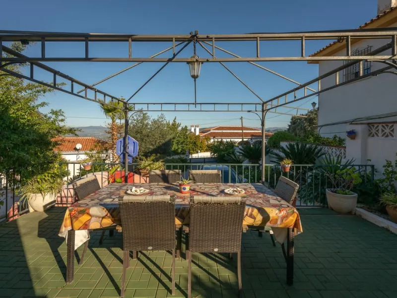 Cozy villa located in a popular urbanization on the outskirts of Alhaurin el Grande and just a few minutes drive from Lauro Golf. The urbanization has a communal pool, tennis courts and 24-hour security. The house is located in a cul-de-sac road so the ar