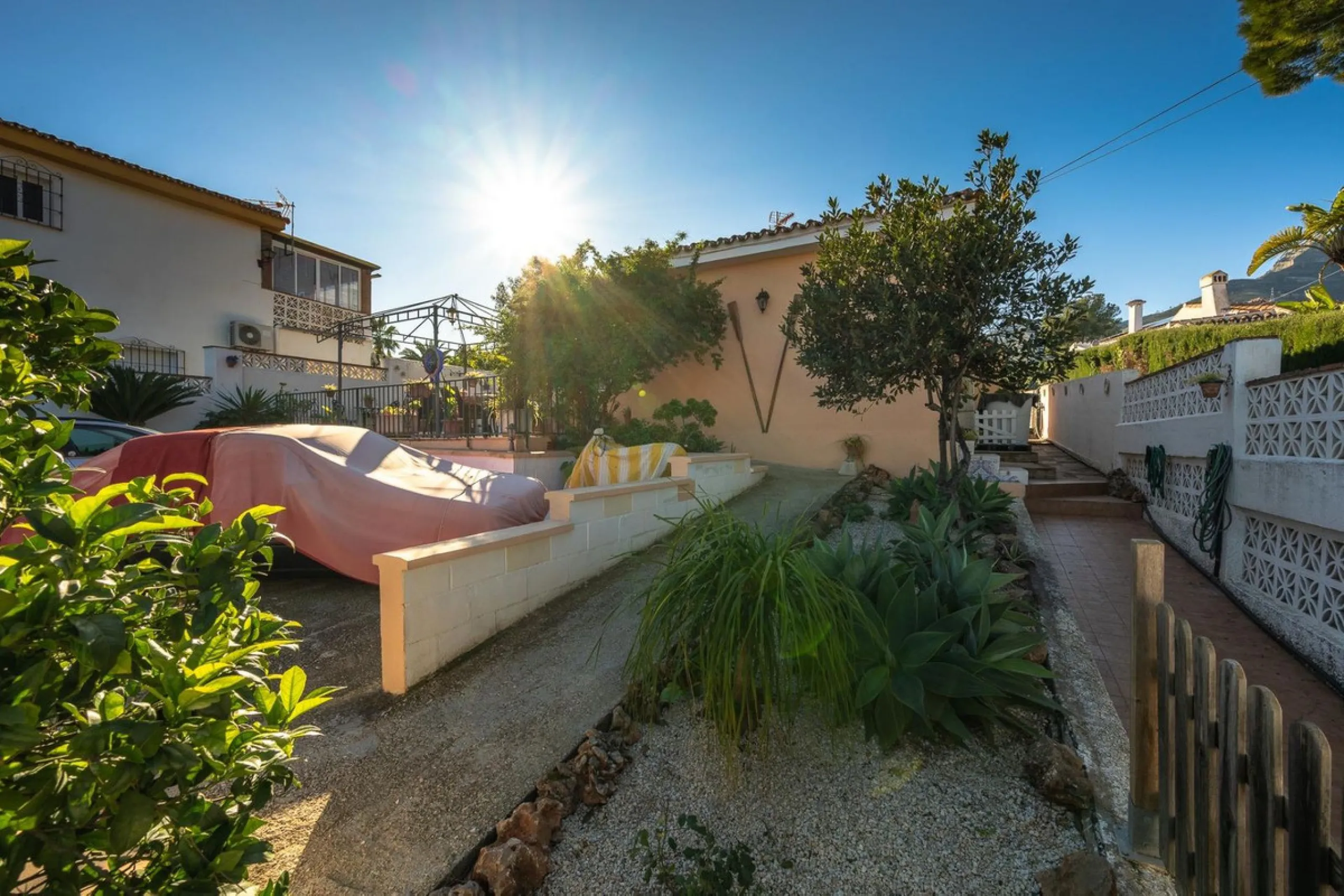 Cozy villa located in a popular urbanization on the outskirts of Alhaurin el Grande and just a few minutes drive from Lauro Golf. The urbanization has a communal pool, tennis courts and 24-hour security. The house is located in a cul-de-sac road so the ar