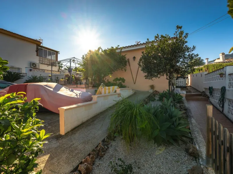 Cozy villa located in a popular urbanization on the outskirts of Alhaurin el Grande and just a few minutes drive from Lauro Golf. The urbanization has a communal pool, tennis courts and 24-hour security. The house is located in a cul-de-sac road so the ar
