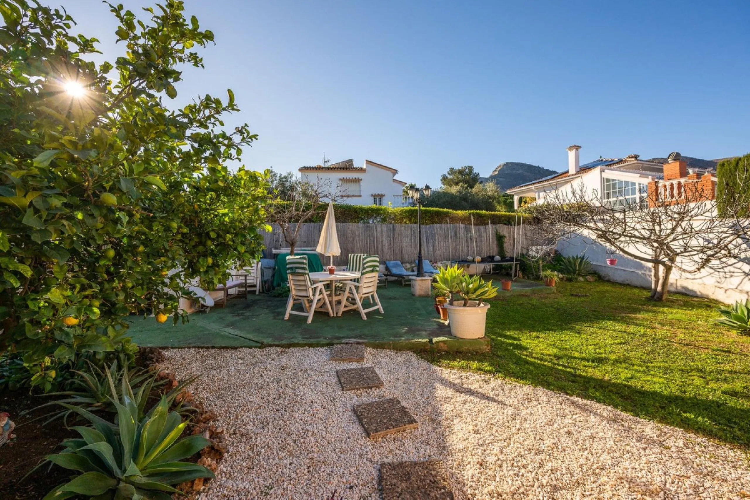 Cozy villa located in a popular urbanization on the outskirts of Alhaurin el Grande and just a few minutes drive from Lauro Golf. The urbanization has a communal pool, tennis courts and 24-hour security. The house is located in a cul-de-sac road so the ar