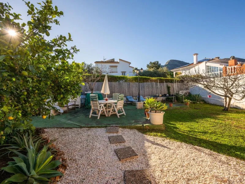 Cozy villa located in a popular urbanization on the outskirts of Alhaurin el Grande and just a few minutes drive from Lauro Golf. The urbanization has a communal pool, tennis courts and 24-hour security. The house is located in a cul-de-sac road so the ar