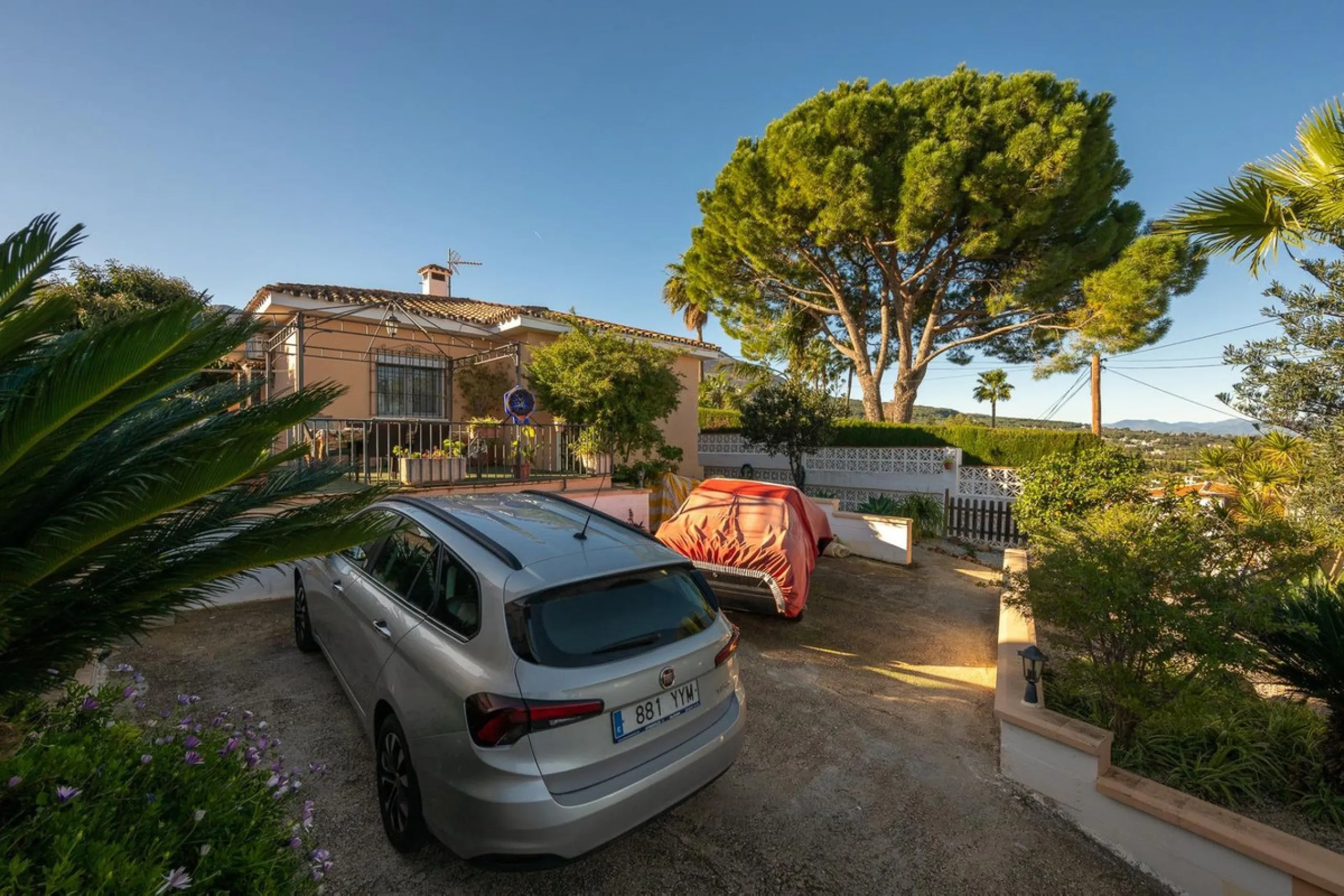 Cozy villa located in a popular urbanization on the outskirts of Alhaurin el Grande and just a few minutes drive from Lauro Golf. The urbanization has a communal pool, tennis courts and 24-hour security. The house is located in a cul-de-sac road so the ar