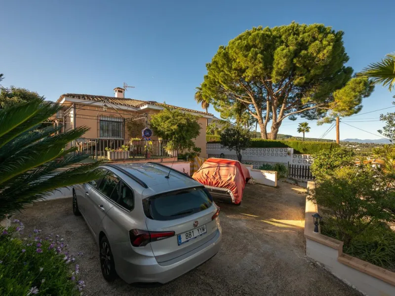 Cozy villa located in a popular urbanization on the outskirts of Alhaurin el Grande and just a few minutes drive from Lauro Golf. The urbanization has a communal pool, tennis courts and 24-hour security. The house is located in a cul-de-sac road so the ar