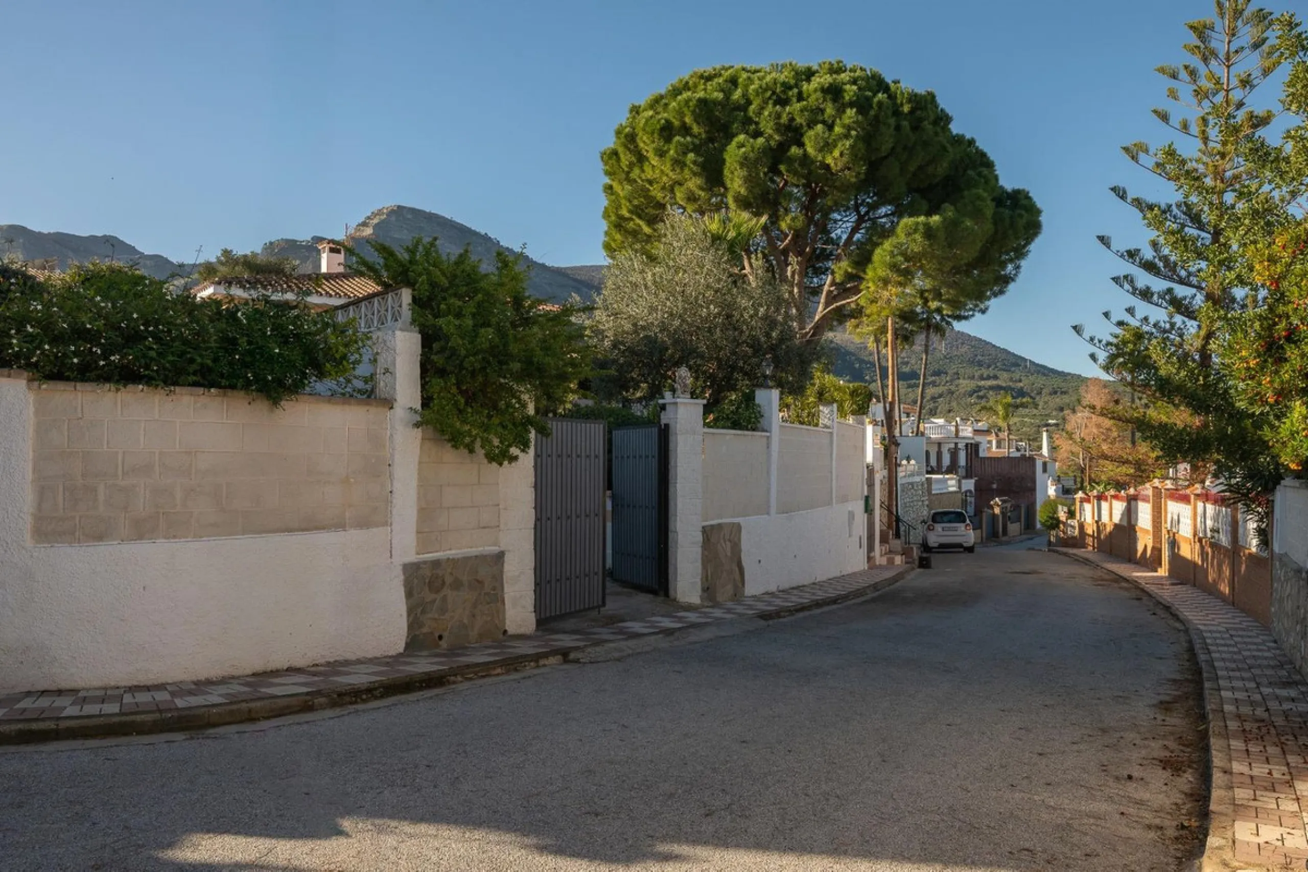 Cozy villa located in a popular urbanization on the outskirts of Alhaurin el Grande and just a few minutes drive from Lauro Golf. The urbanization has a communal pool, tennis courts and 24-hour security. The house is located in a cul-de-sac road so the ar