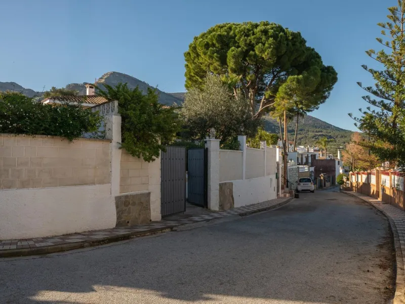 Cozy villa located in a popular urbanization on the outskirts of Alhaurin el Grande and just a few minutes drive from Lauro Golf. The urbanization has a communal pool, tennis courts and 24-hour security. The house is located in a cul-de-sac road so the ar