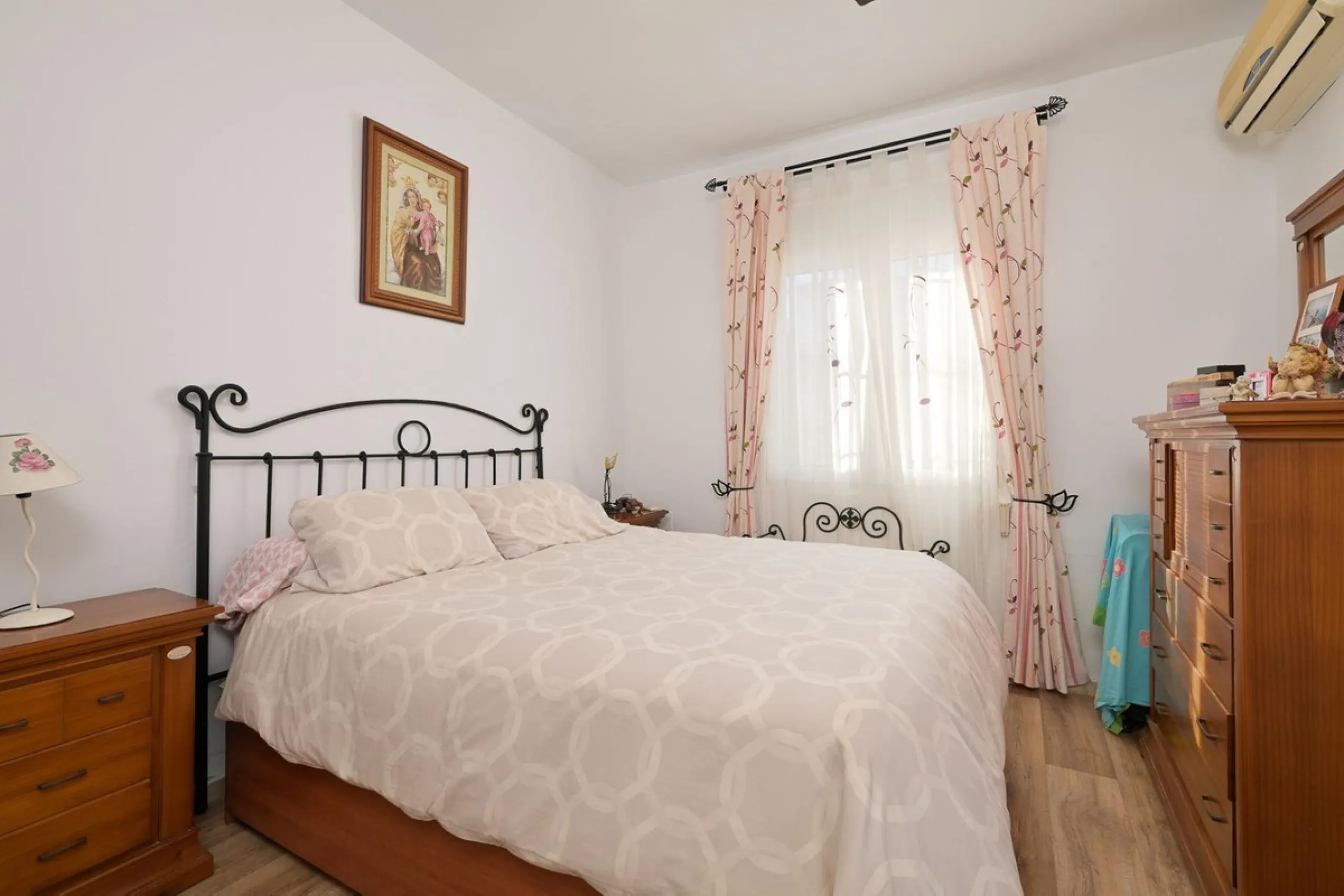 Cozy villa located in a popular urbanization on the outskirts of Alhaurin el Grande and just a few minutes drive from Lauro Golf. The urbanization has a communal pool, tennis courts and 24-hour security. The house is located in a cul-de-sac road so the ar