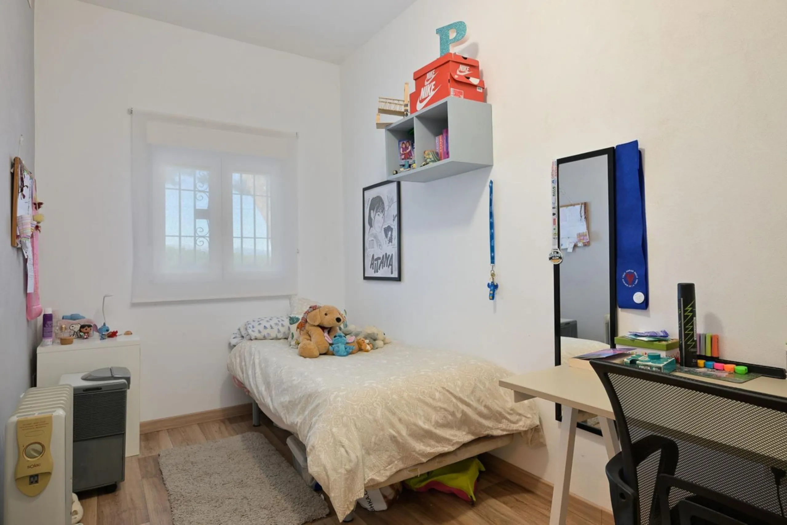 Cozy villa located in a popular urbanization on the outskirts of Alhaurin el Grande and just a few minutes drive from Lauro Golf. The urbanization has a communal pool, tennis courts and 24-hour security. The house is located in a cul-de-sac road so the ar