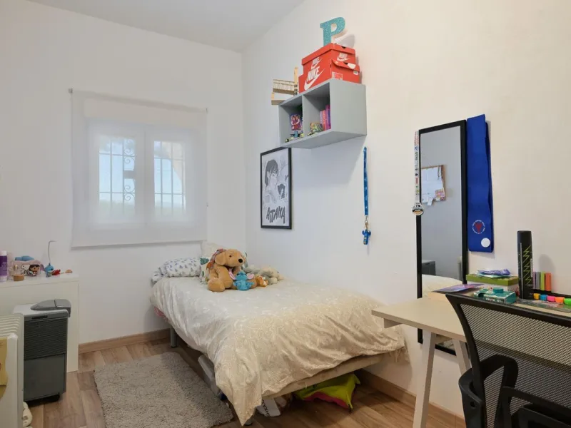 Cozy villa located in a popular urbanization on the outskirts of Alhaurin el Grande and just a few minutes drive from Lauro Golf. The urbanization has a communal pool, tennis courts and 24-hour security. The house is located in a cul-de-sac road so the ar