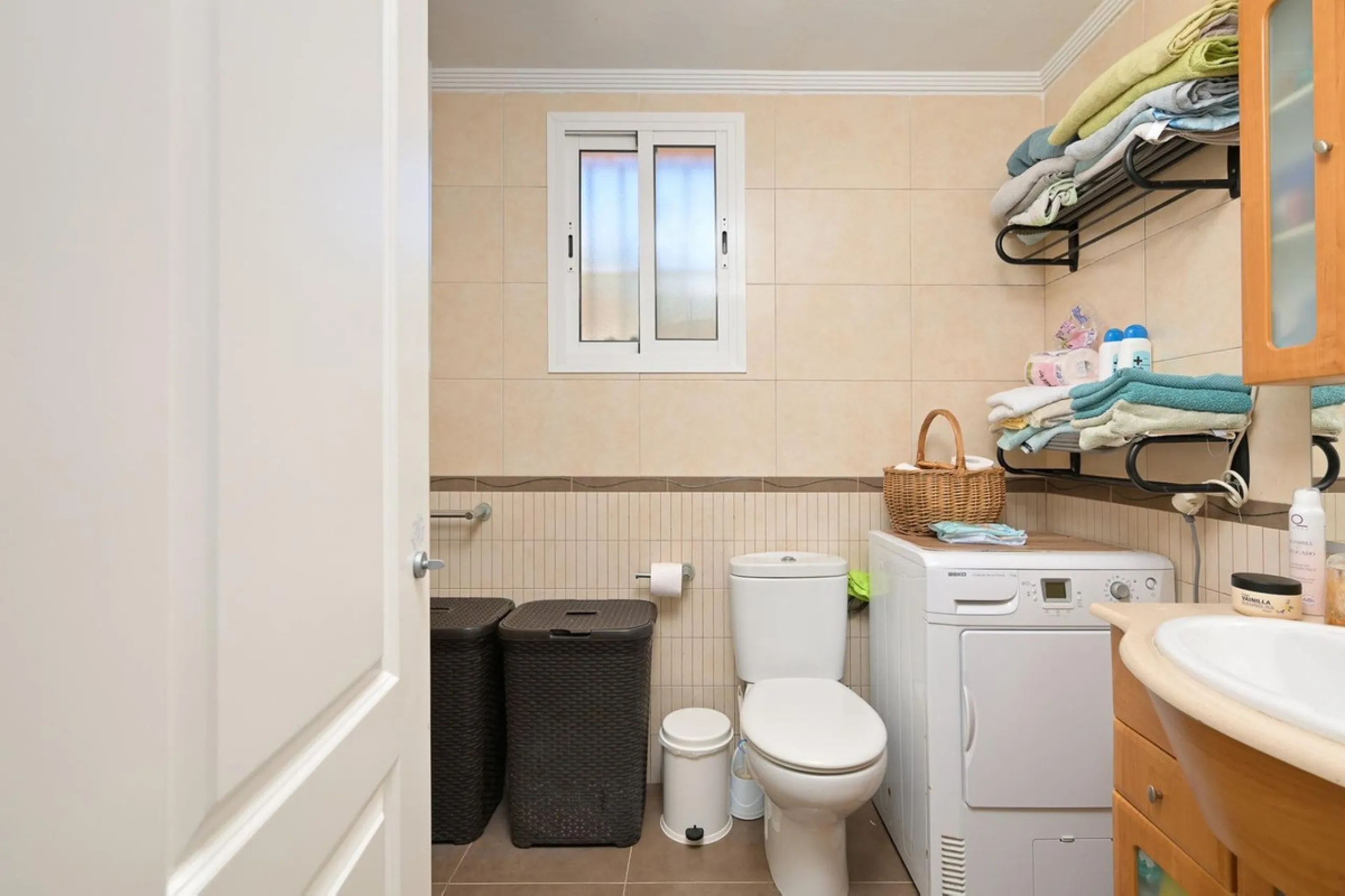 Cozy villa located in a popular urbanization on the outskirts of Alhaurin el Grande and just a few minutes drive from Lauro Golf. The urbanization has a communal pool, tennis courts and 24-hour security. The house is located in a cul-de-sac road so the ar