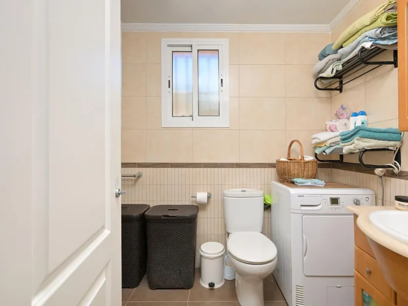 Cozy villa located in a popular urbanization on the outskirts of Alhaurin el Grande and just a few minutes drive from Lauro Golf. The urbanization has a communal pool, tennis courts and 24-hour security. The house is located in a cul-de-sac road so the ar
