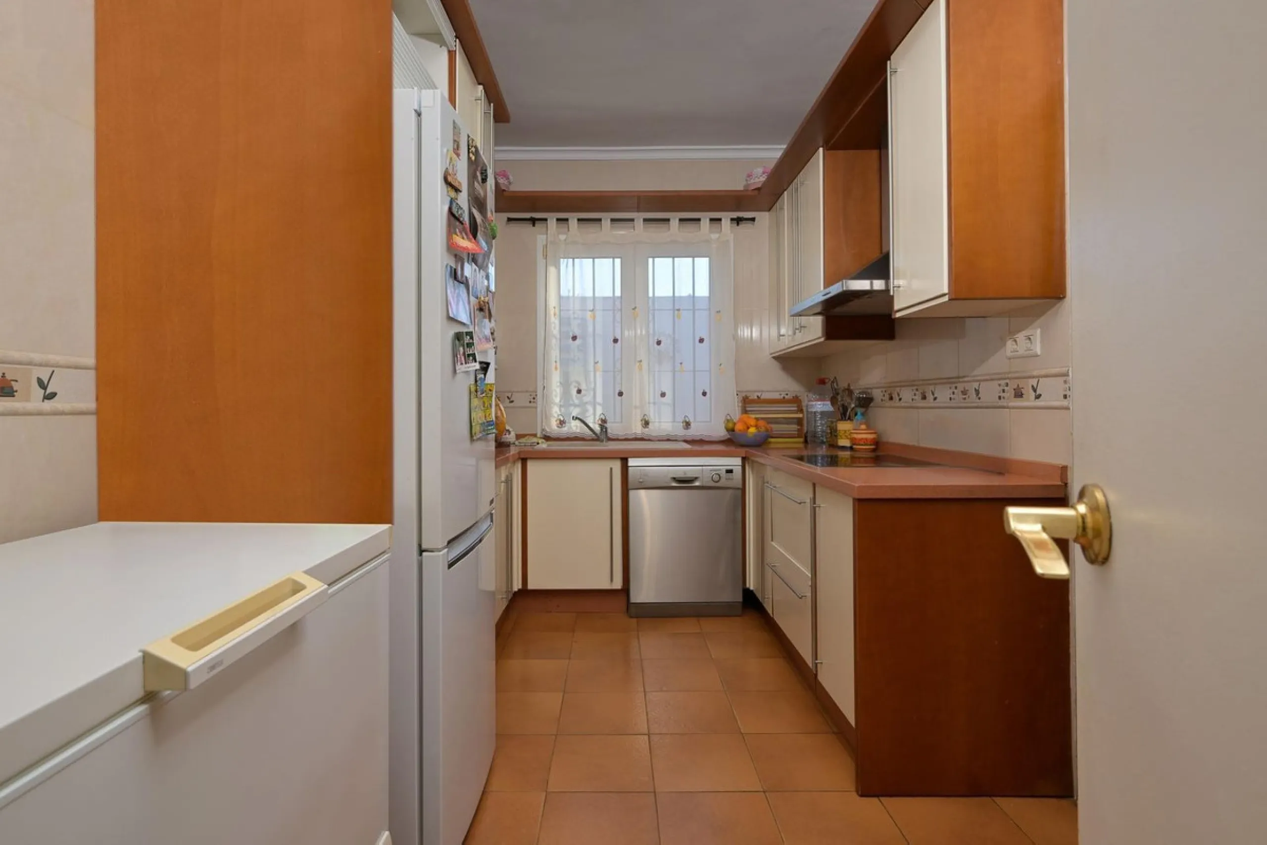 Cozy villa located in a popular urbanization on the outskirts of Alhaurin el Grande and just a few minutes drive from Lauro Golf. The urbanization has a communal pool, tennis courts and 24-hour security. The house is located in a cul-de-sac road so the ar
