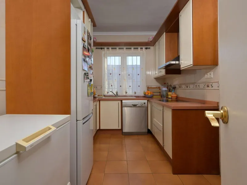 Cozy villa located in a popular urbanization on the outskirts of Alhaurin el Grande and just a few minutes drive from Lauro Golf. The urbanization has a communal pool, tennis courts and 24-hour security. The house is located in a cul-de-sac road so the ar