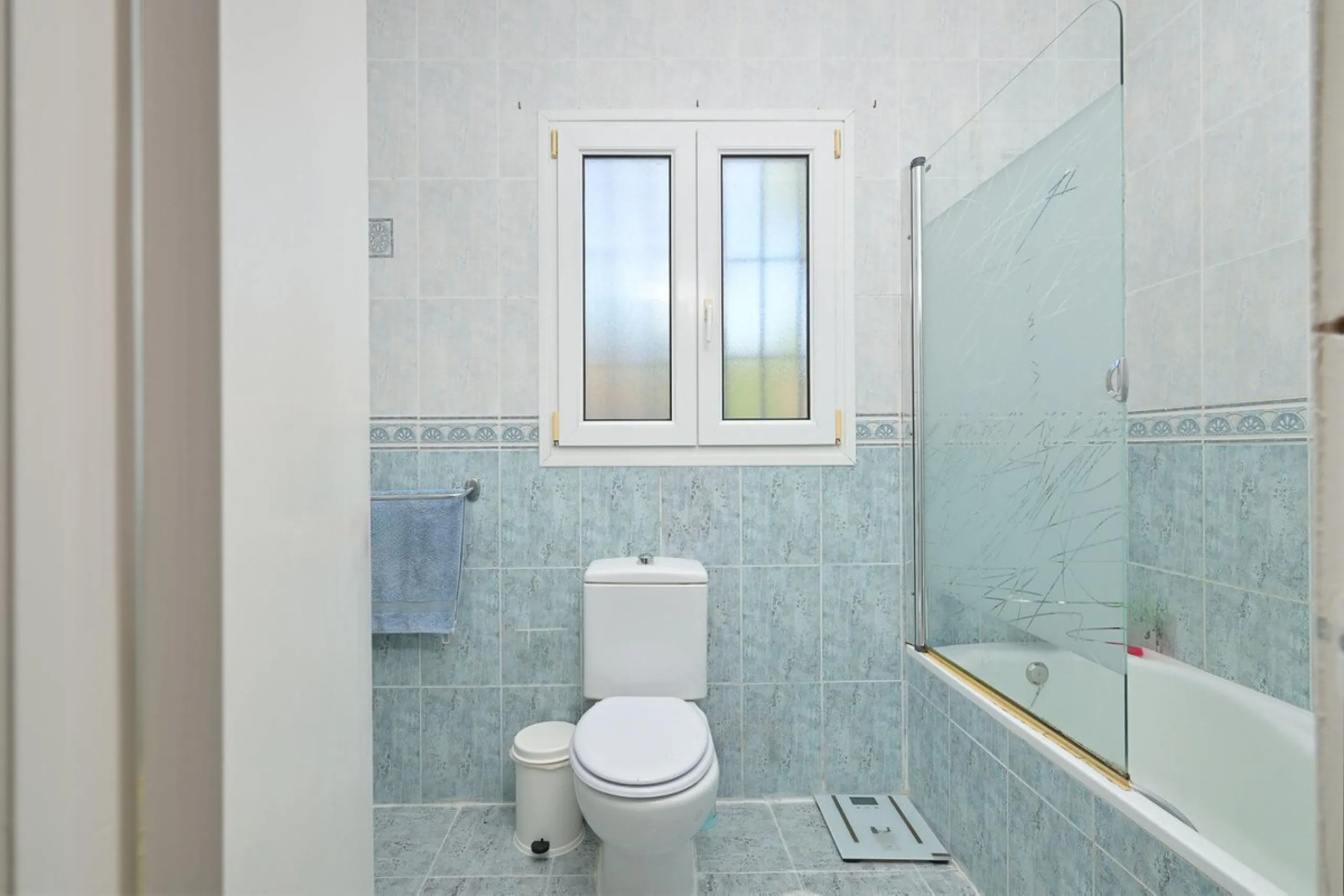 Cozy villa located in a popular urbanization on the outskirts of Alhaurin el Grande and just a few minutes drive from Lauro Golf. The urbanization has a communal pool, tennis courts and 24-hour security. The house is located in a cul-de-sac road so the ar