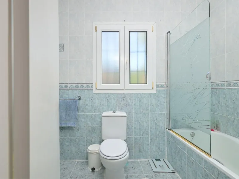 Cozy villa located in a popular urbanization on the outskirts of Alhaurin el Grande and just a few minutes drive from Lauro Golf. The urbanization has a communal pool, tennis courts and 24-hour security. The house is located in a cul-de-sac road so the ar