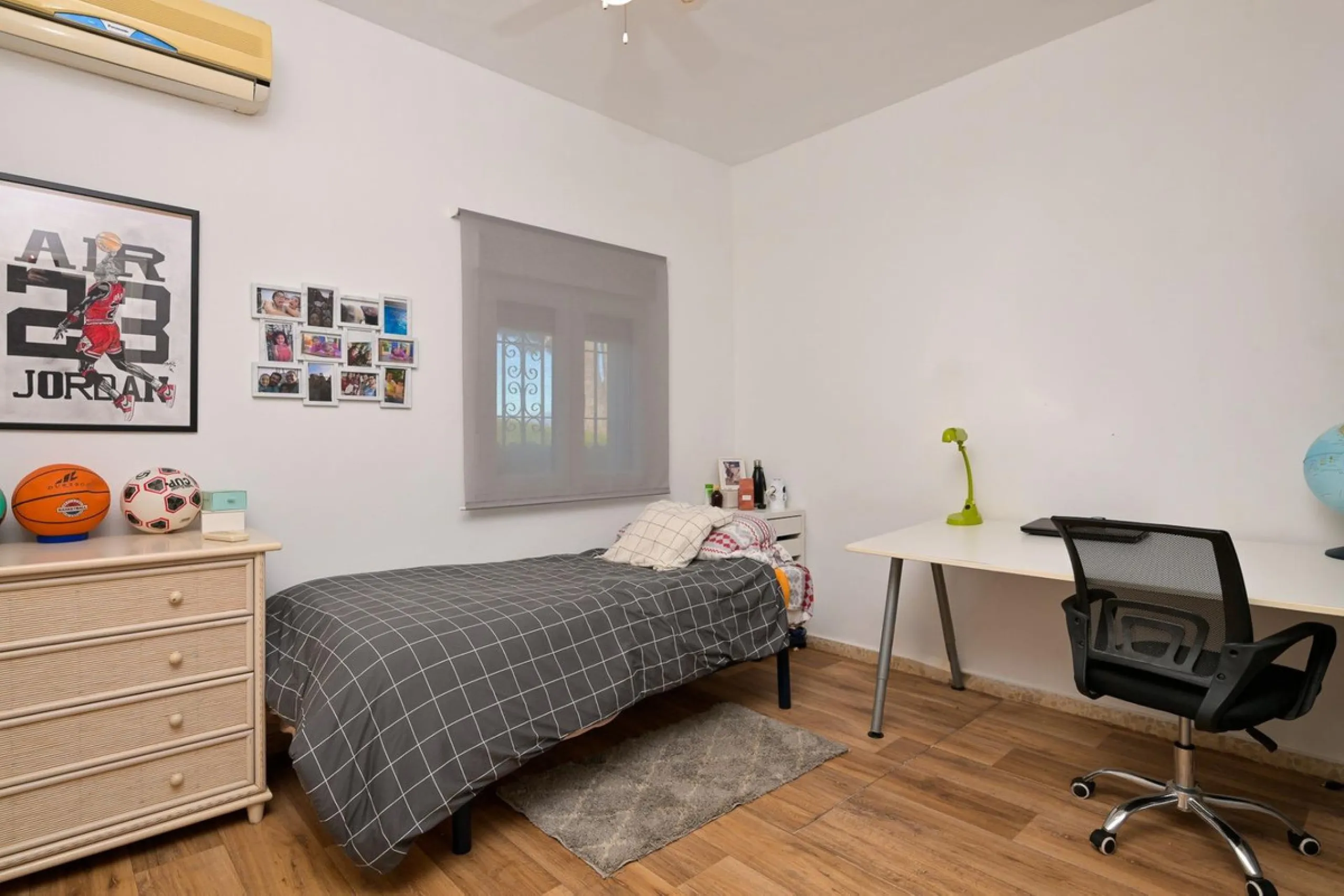 Cozy villa located in a popular urbanization on the outskirts of Alhaurin el Grande and just a few minutes drive from Lauro Golf. The urbanization has a communal pool, tennis courts and 24-hour security. The house is located in a cul-de-sac road so the ar