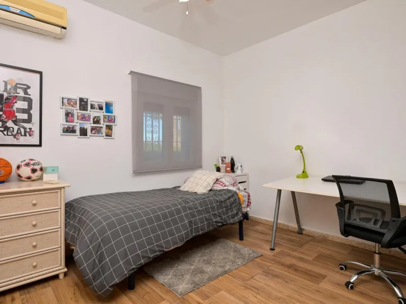 Cozy villa located in a popular urbanization on the outskirts of Alhaurin el Grande and just a few minutes drive from Lauro Golf. The urbanization has a communal pool, tennis courts and 24-hour security. The house is located in a cul-de-sac road so the ar