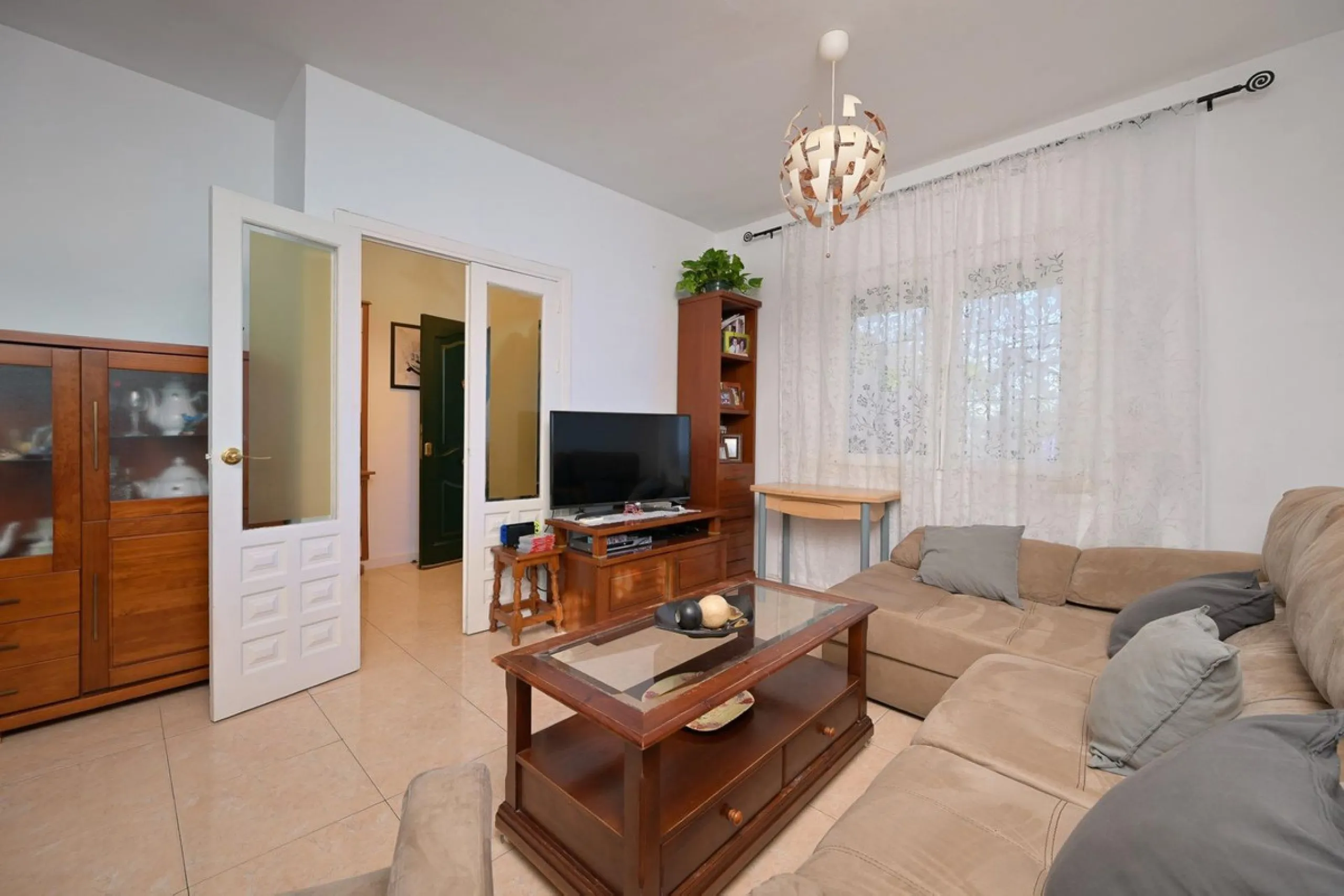 Cozy villa located in a popular urbanization on the outskirts of Alhaurin el Grande and just a few minutes drive from Lauro Golf. The urbanization has a communal pool, tennis courts and 24-hour security. The house is located in a cul-de-sac road so the ar
