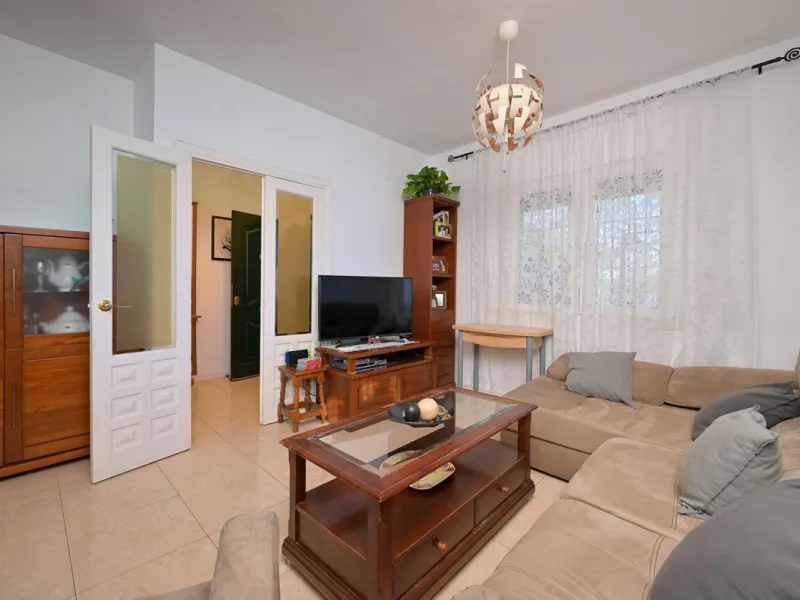 Cozy villa located in a popular urbanization on the outskirts of Alhaurin el Grande and just a few minutes drive from Lauro Golf. The urbanization has a communal pool, tennis courts and 24-hour security. The house is located in a cul-de-sac road so the ar
