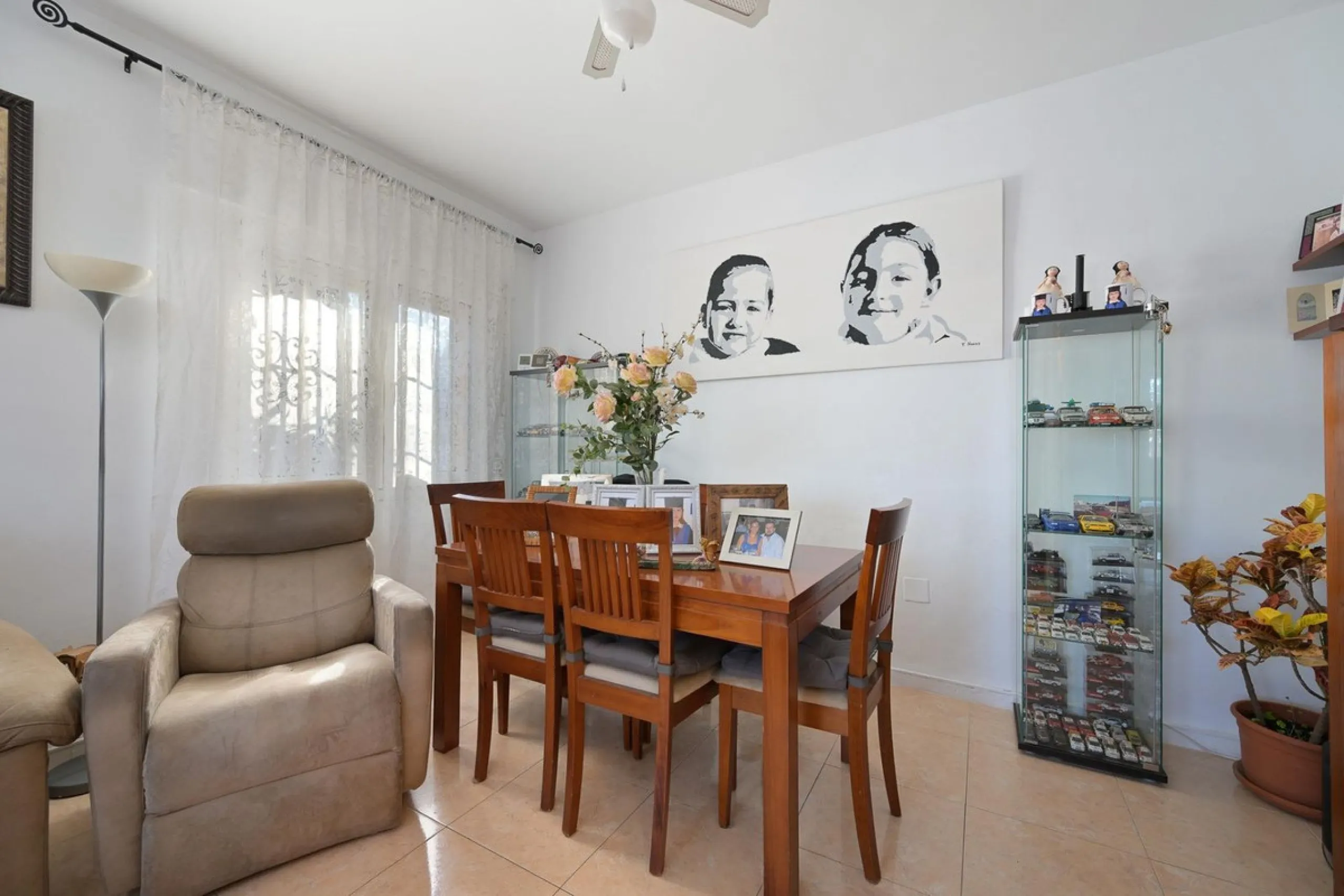 Cozy villa located in a popular urbanization on the outskirts of Alhaurin el Grande and just a few minutes drive from Lauro Golf. The urbanization has a communal pool, tennis courts and 24-hour security. The house is located in a cul-de-sac road so the ar