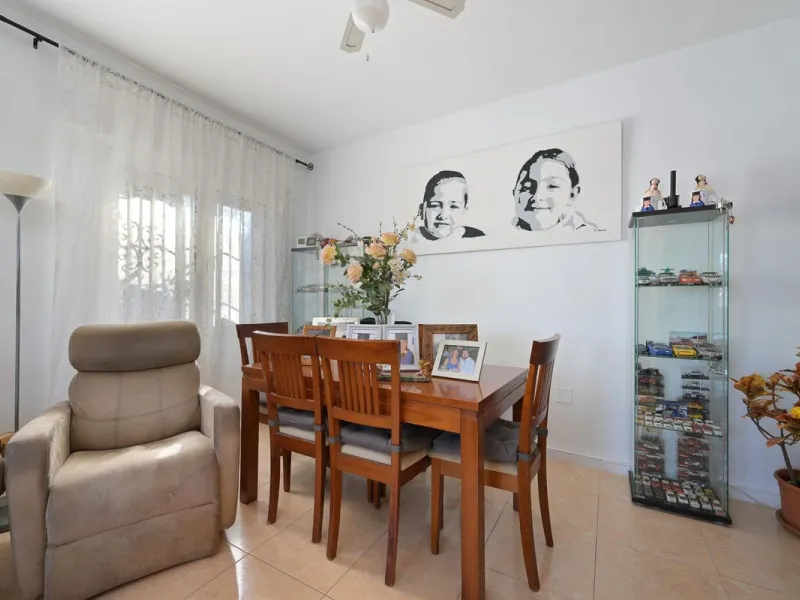 Cozy villa located in a popular urbanization on the outskirts of Alhaurin el Grande and just a few minutes drive from Lauro Golf. The urbanization has a communal pool, tennis courts and 24-hour security. The house is located in a cul-de-sac road so the ar