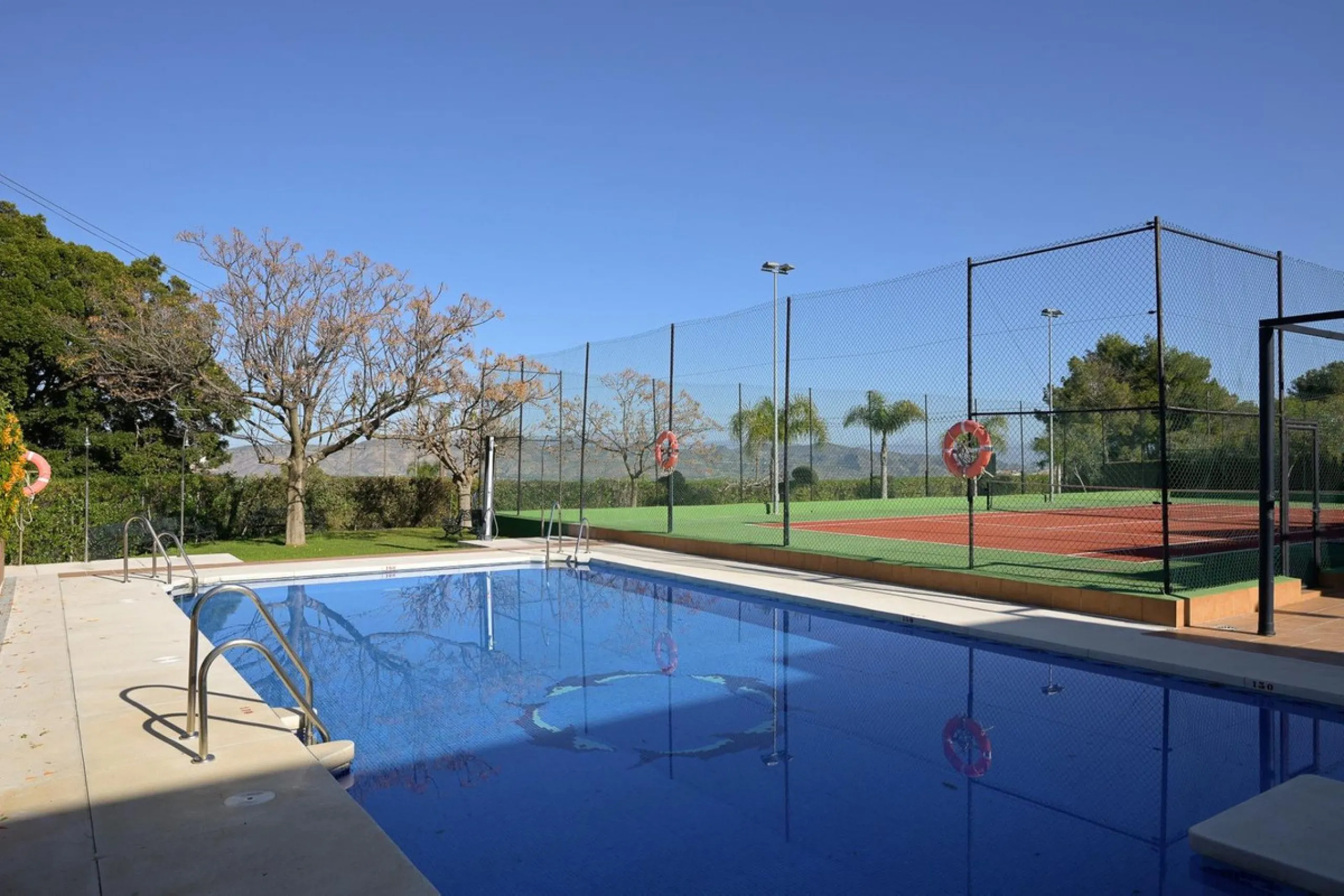 Cozy villa located in a popular urbanization on the outskirts of Alhaurin el Grande and just a few minutes drive from Lauro Golf. The urbanization has a communal pool, tennis courts and 24-hour security. The house is located in a cul-de-sac road so the ar