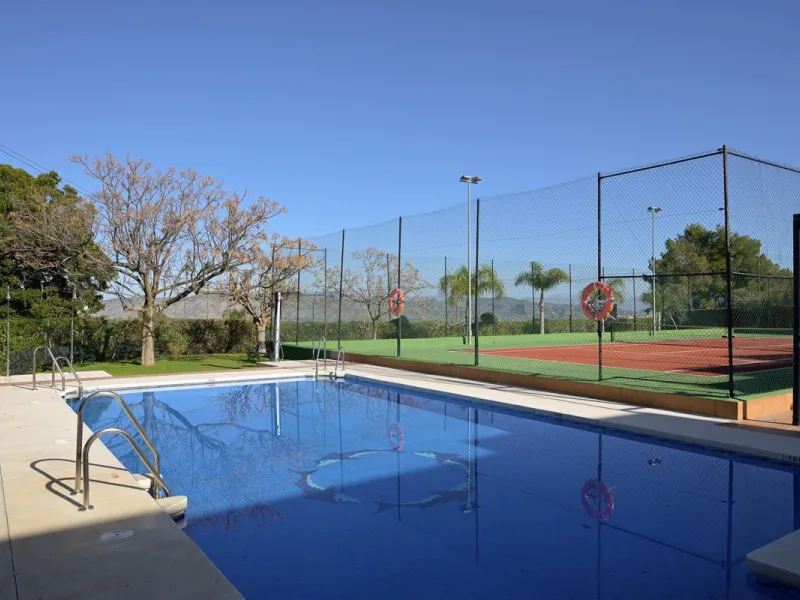 Cozy villa located in a popular urbanization on the outskirts of Alhaurin el Grande and just a few minutes drive from Lauro Golf. The urbanization has a communal pool, tennis courts and 24-hour security. The house is located in a cul-de-sac road so the ar