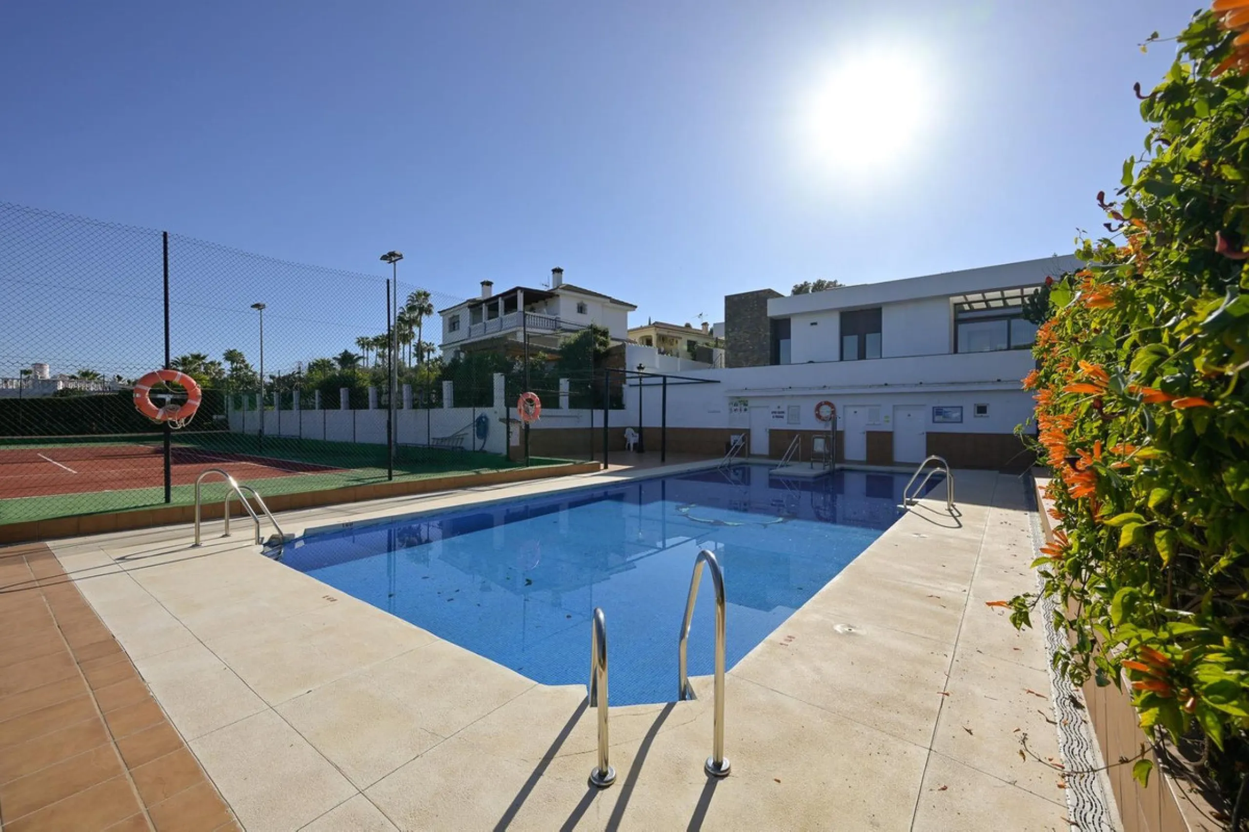 Cozy villa located in a popular urbanization on the outskirts of Alhaurin el Grande and just a few minutes drive from Lauro Golf. The urbanization has a communal pool, tennis courts and 24-hour security. The house is located in a cul-de-sac road so the ar