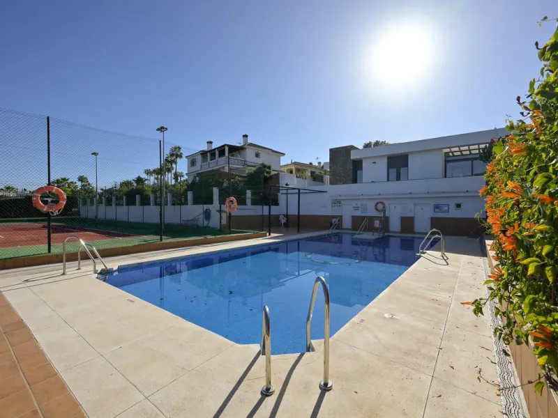 Cozy villa located in a popular urbanization on the outskirts of Alhaurin el Grande and just a few minutes drive from Lauro Golf. The urbanization has a communal pool, tennis courts and 24-hour security. The house is located in a cul-de-sac road so the ar