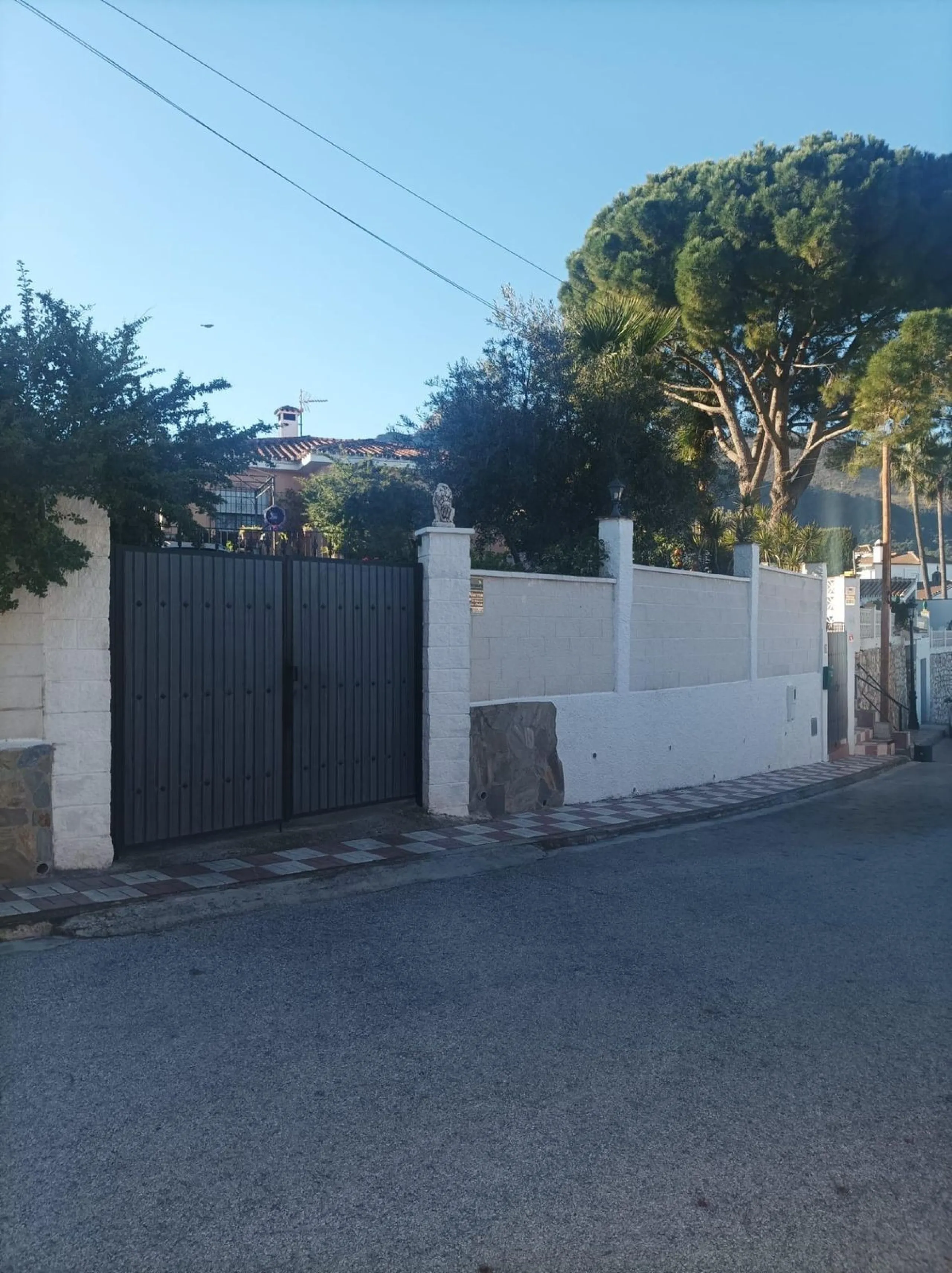 Cozy villa located in a popular urbanization on the outskirts of Alhaurin el Grande and just a few minutes drive from Lauro Golf. The urbanization has a communal pool, tennis courts and 24-hour security. The house is located in a cul-de-sac road so the ar