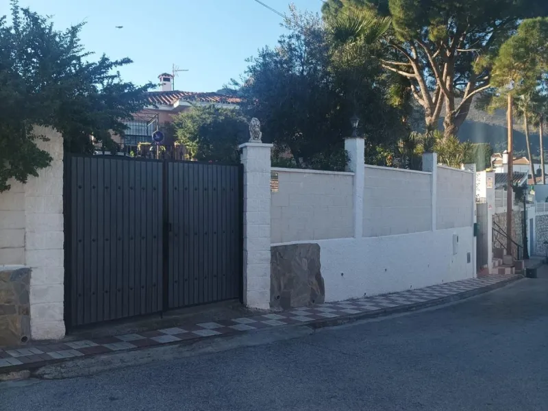 Cozy villa located in a popular urbanization on the outskirts of Alhaurin el Grande and just a few minutes drive from Lauro Golf. The urbanization has a communal pool, tennis courts and 24-hour security. The house is located in a cul-de-sac road so the ar