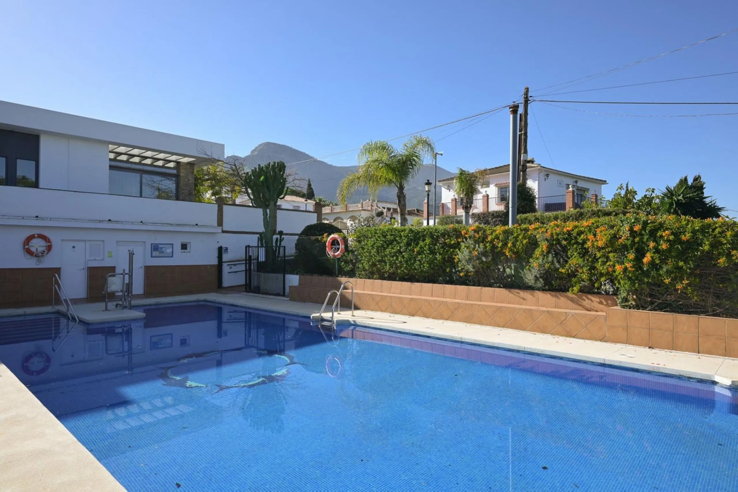 Cozy villa located in a popular urbanization on the outskirts of Alhaurin el Grande and just a few minutes drive from Lauro Golf. The urbanization has a communal pool, tennis courts and 24-hour security. The house is located in a cul-de-sac road so the ar