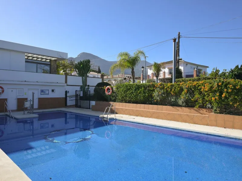 Cozy villa located in a popular urbanization on the outskirts of Alhaurin el Grande and just a few minutes drive from Lauro Golf. The urbanization has a communal pool, tennis courts and 24-hour security. The house is located in a cul-de-sac road so the ar