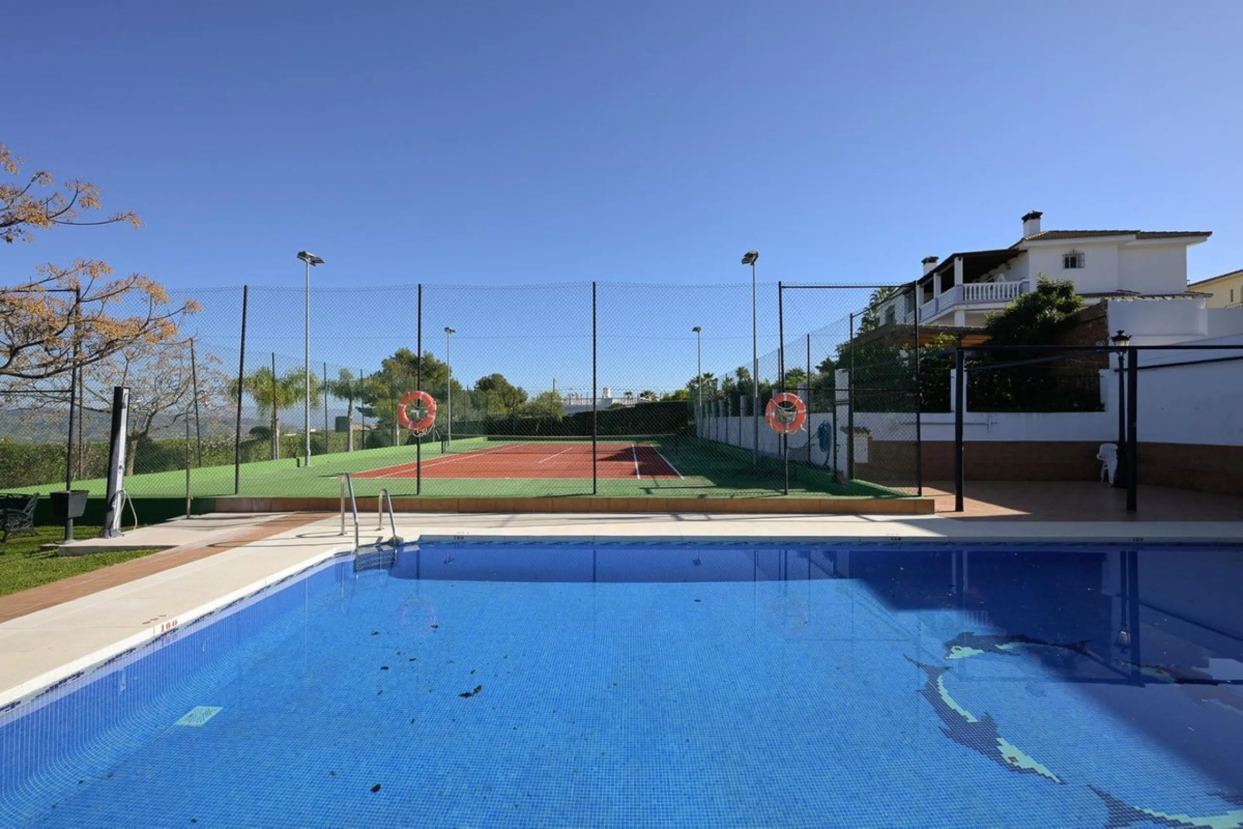 Cozy villa located in a popular urbanization on the outskirts of Alhaurin el Grande and just a few minutes drive from Lauro Golf. The urbanization has a communal pool, tennis courts and 24-hour security. The house is located in a cul-de-sac road so the ar