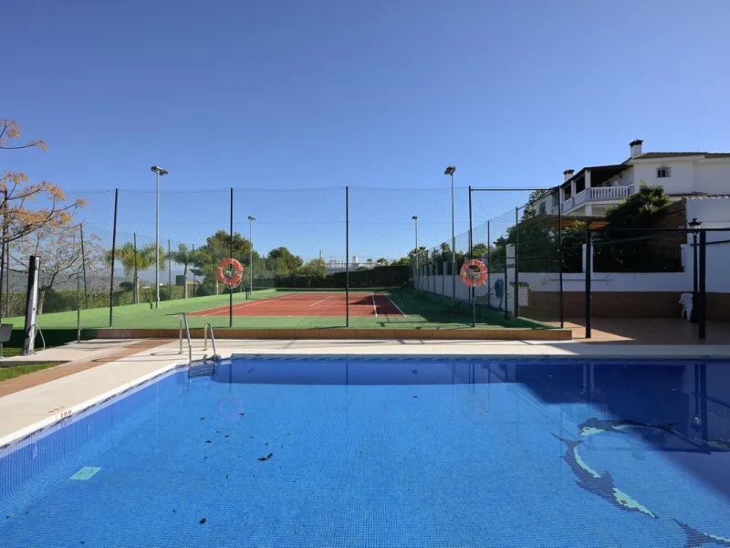 Cozy villa located in a popular urbanization on the outskirts of Alhaurin el Grande and just a few minutes drive from Lauro Golf. The urbanization has a communal pool, tennis courts and 24-hour security. The house is located in a cul-de-sac road so the ar