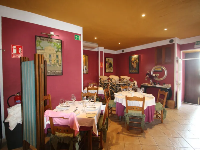Anyone looking for a long established business with combined living premises MUST see this property.