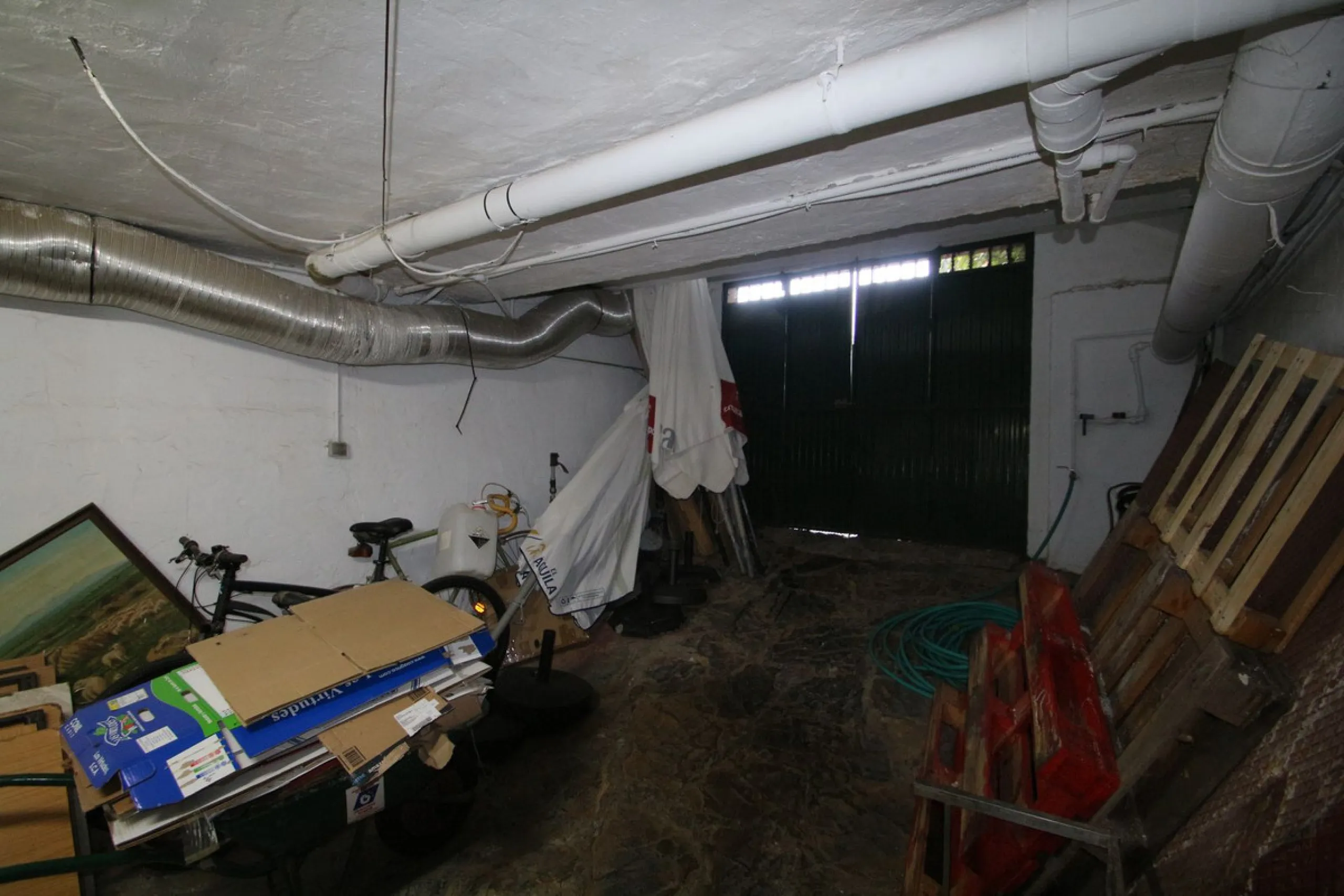 Anyone looking for a long established business with combined living premises MUST see this property.