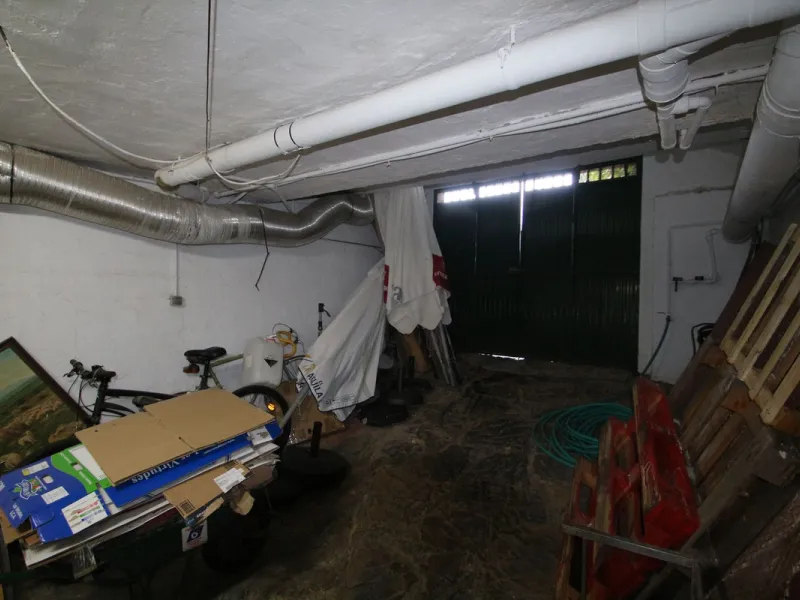 Anyone looking for a long established business with combined living premises MUST see this property.