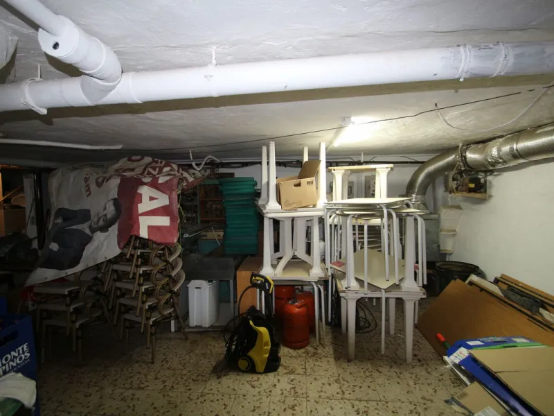 Anyone looking for a long established business with combined living premises MUST see this property.