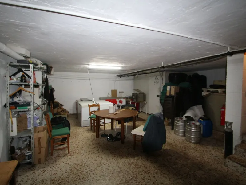 Anyone looking for a long established business with combined living premises MUST see this property.