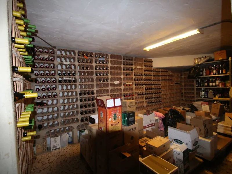 Anyone looking for a long established business with combined living premises MUST see this property.