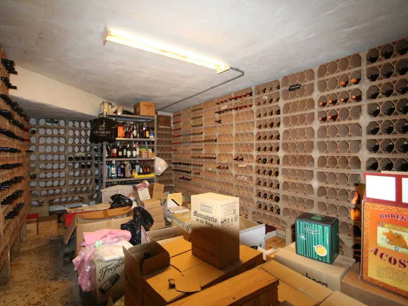Anyone looking for a long established business with combined living premises MUST see this property.