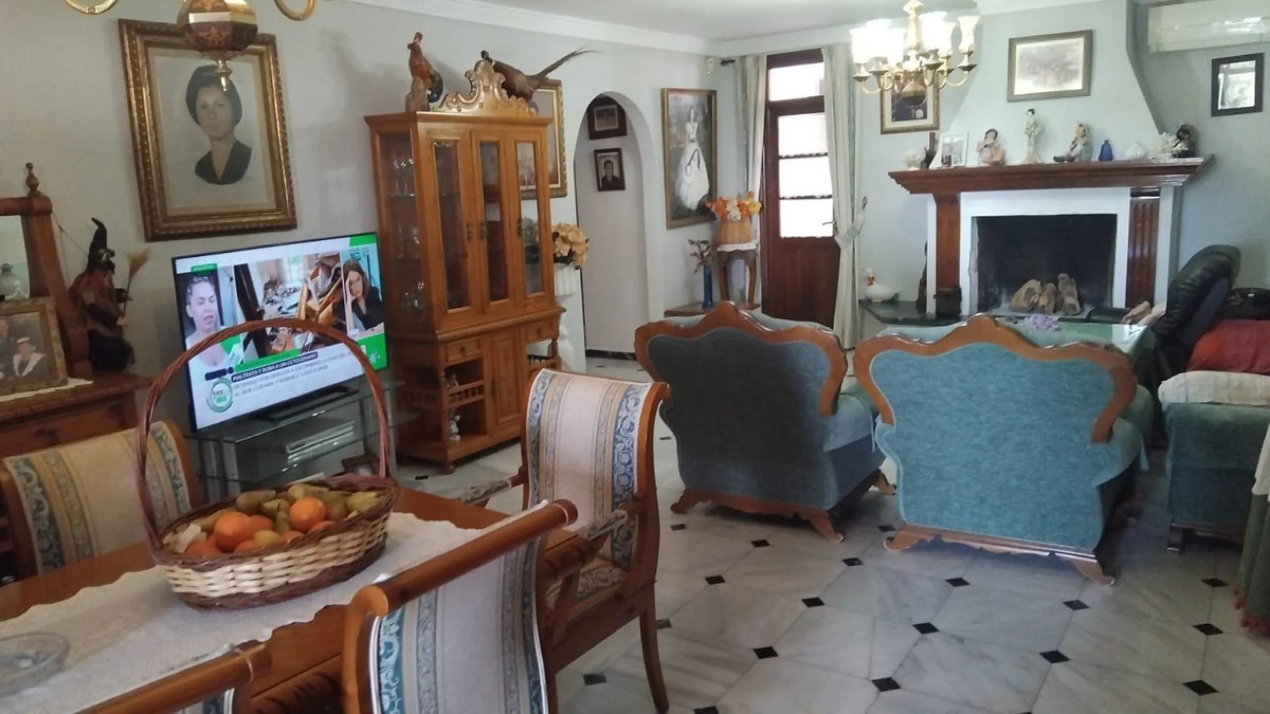 Anyone looking for a long established business with combined living premises MUST see this property.