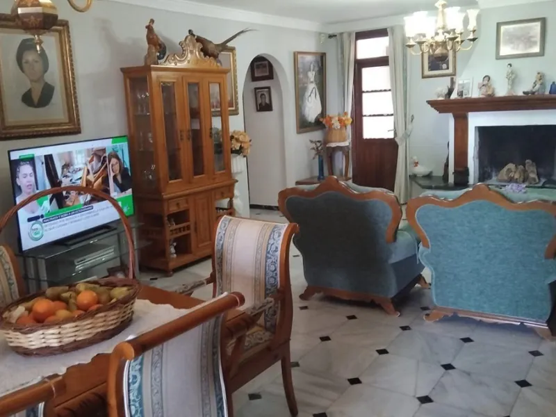 Anyone looking for a long established business with combined living premises MUST see this property.