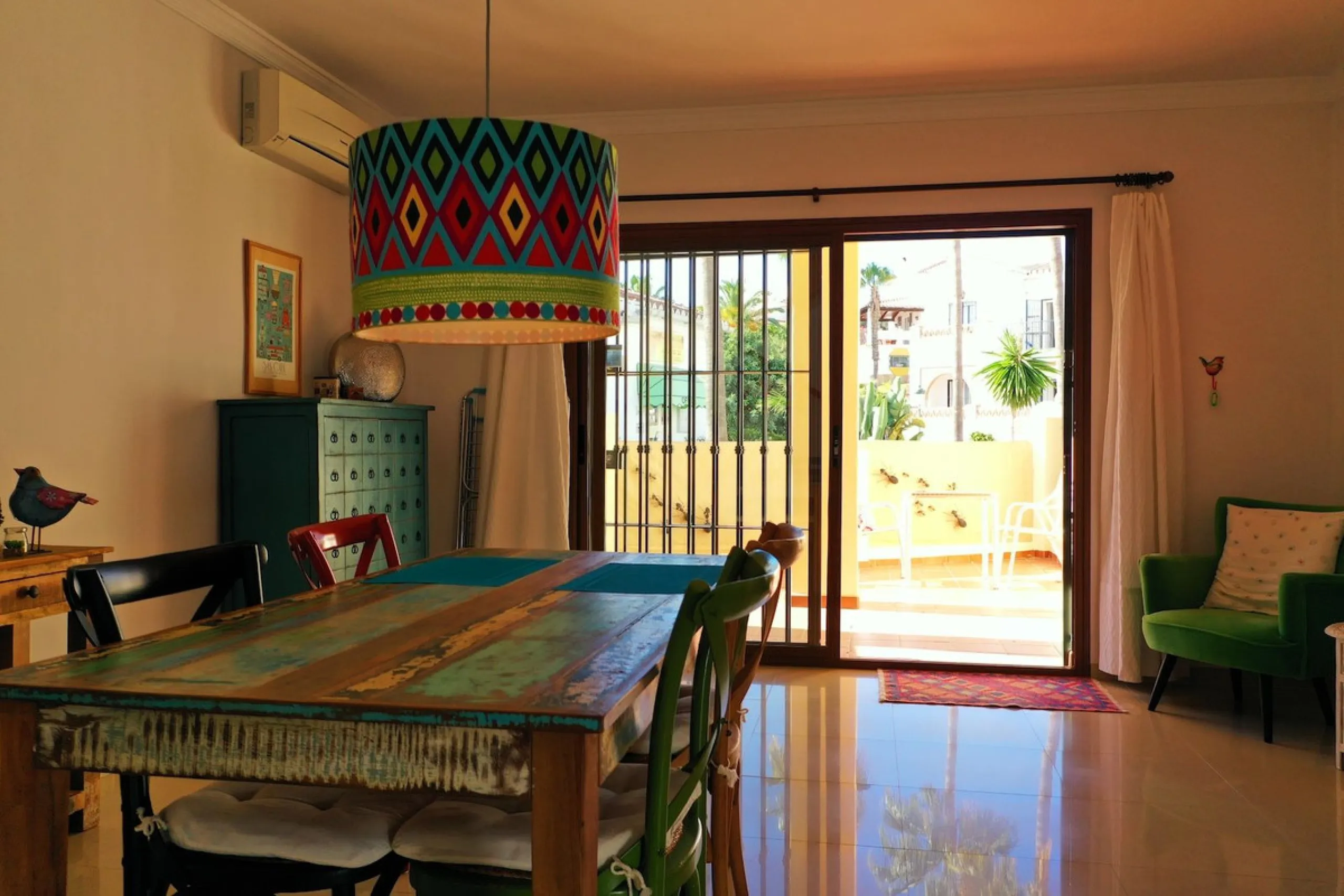 A wonderful 3 bedroom townhouse, situated in the Chimenea area of Nerja, within walking distance to Burriana Beach.