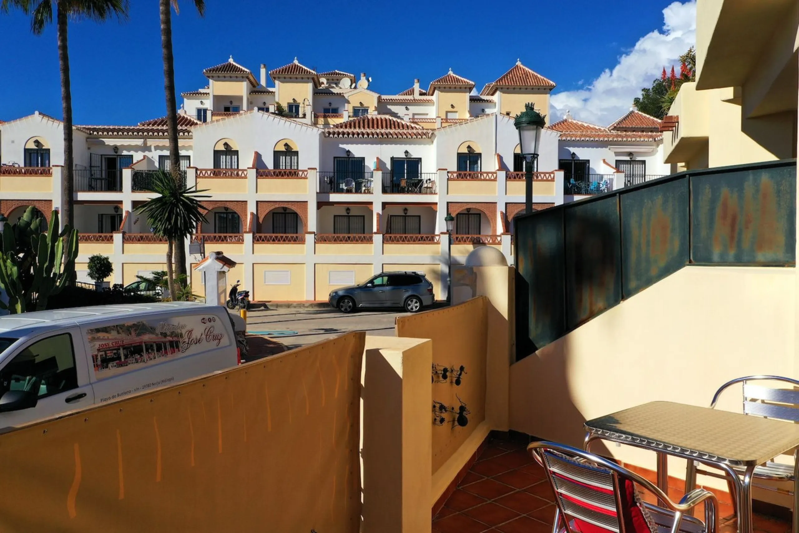 A wonderful 3 bedroom townhouse, situated in the Chimenea area of Nerja, within walking distance to Burriana Beach.
