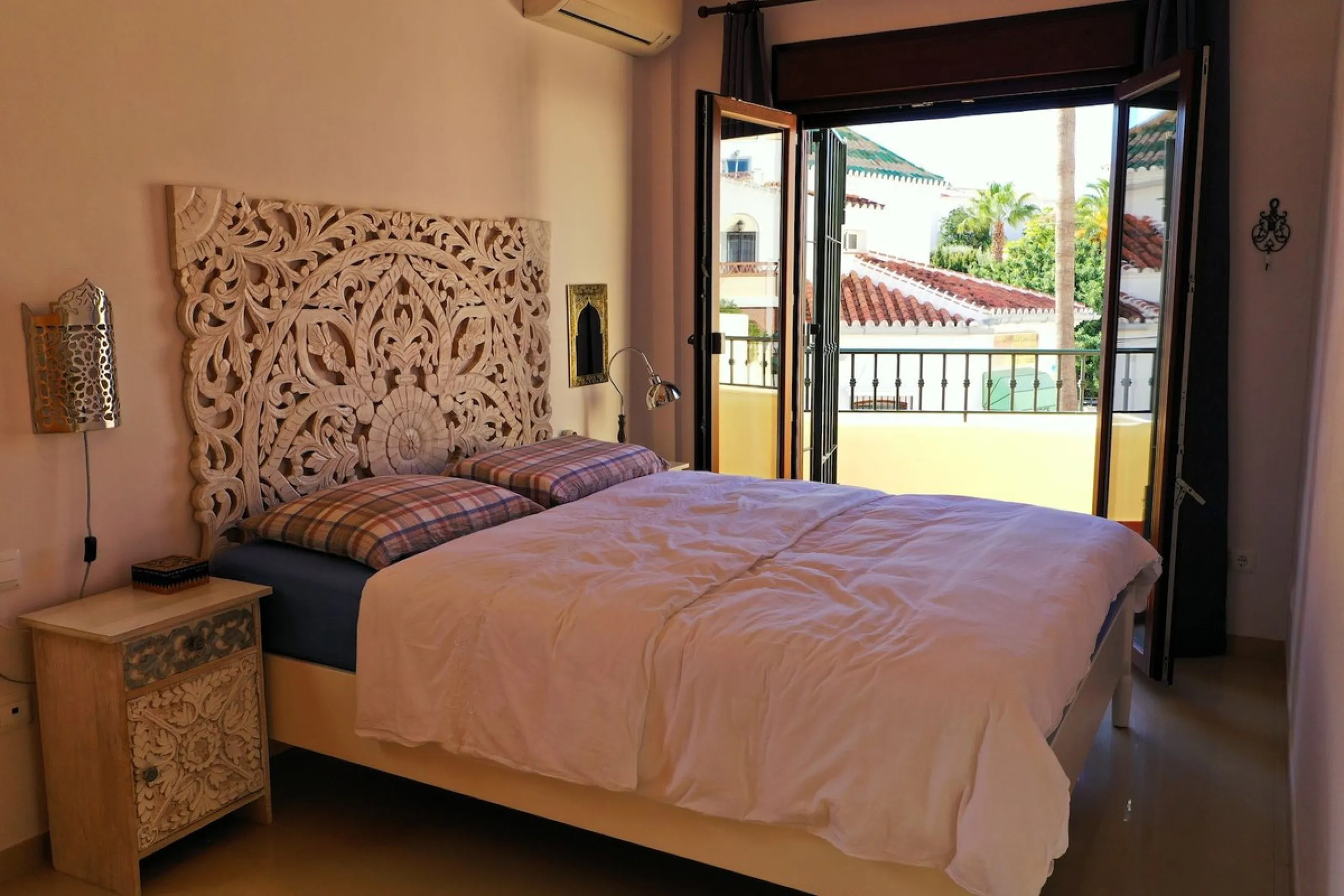 A wonderful 3 bedroom townhouse, situated in the Chimenea area of Nerja, within walking distance to Burriana Beach.